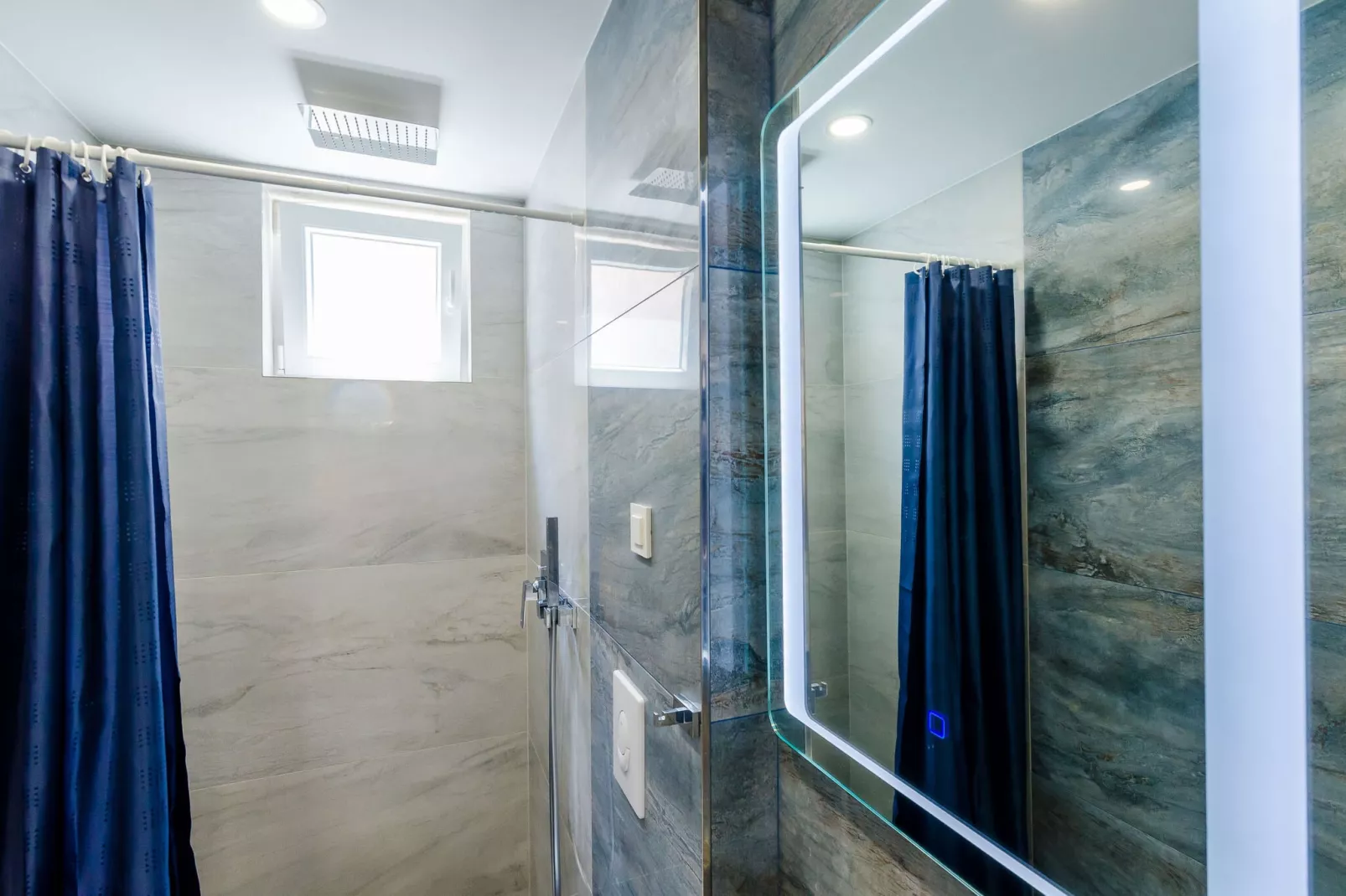 Apartments Dub - One-Bedroom Apartment with Terrace and Hot Tub (no.5)-Salle de bain