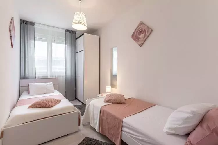 Apartment Jamblip - Two Bedroom Apartment with Balcony-Chambre