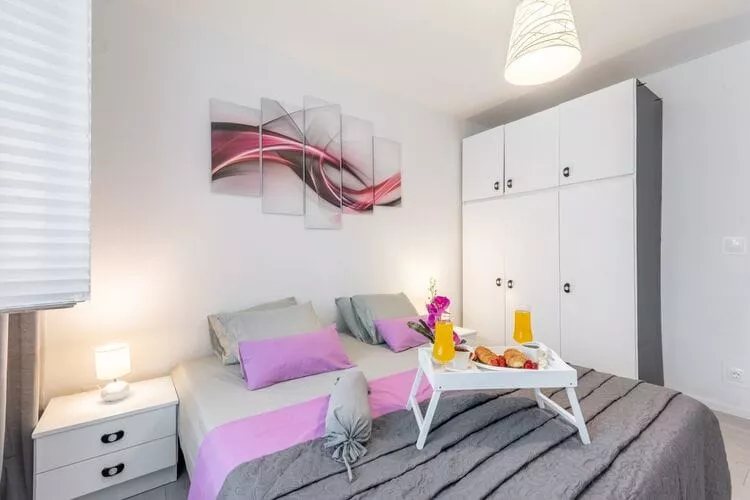 Apartment Jamblip - Two Bedroom Apartment with Balcony-Chambre