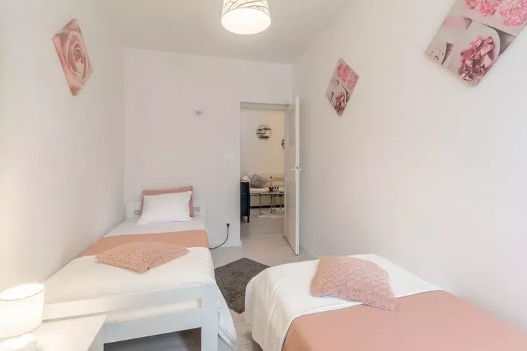Apartment Jamblip - Two Bedroom Apartment with Balcony-Chambre