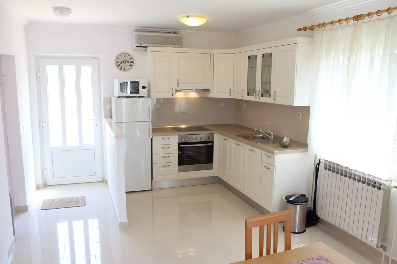 Apartment Siesta - Two-Bedroom Apartment with Balcony and Sea View-Küche