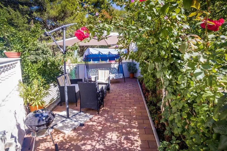 Apartment Siesta - Two-Bedroom Apartment with Balcony and Sea View-Einrichtungen