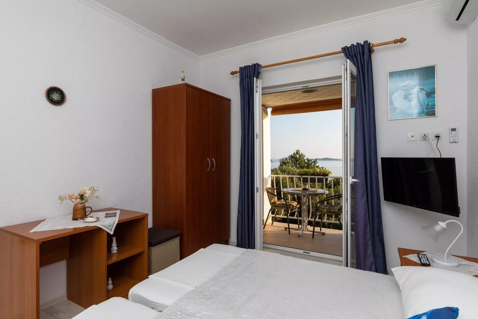 Apartments Belenum - One-Bedroom Apartment with Balcony and Sea View (no.3)-Bedroom