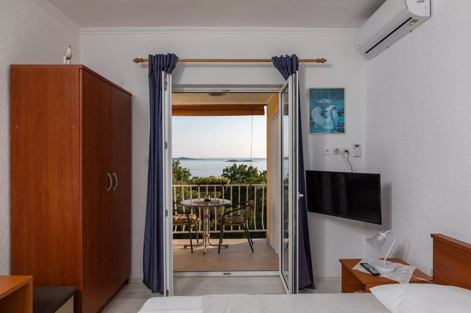 Apartments Belenum - One-Bedroom Apartment with Balcony and Sea View (no.3)-Bedroom