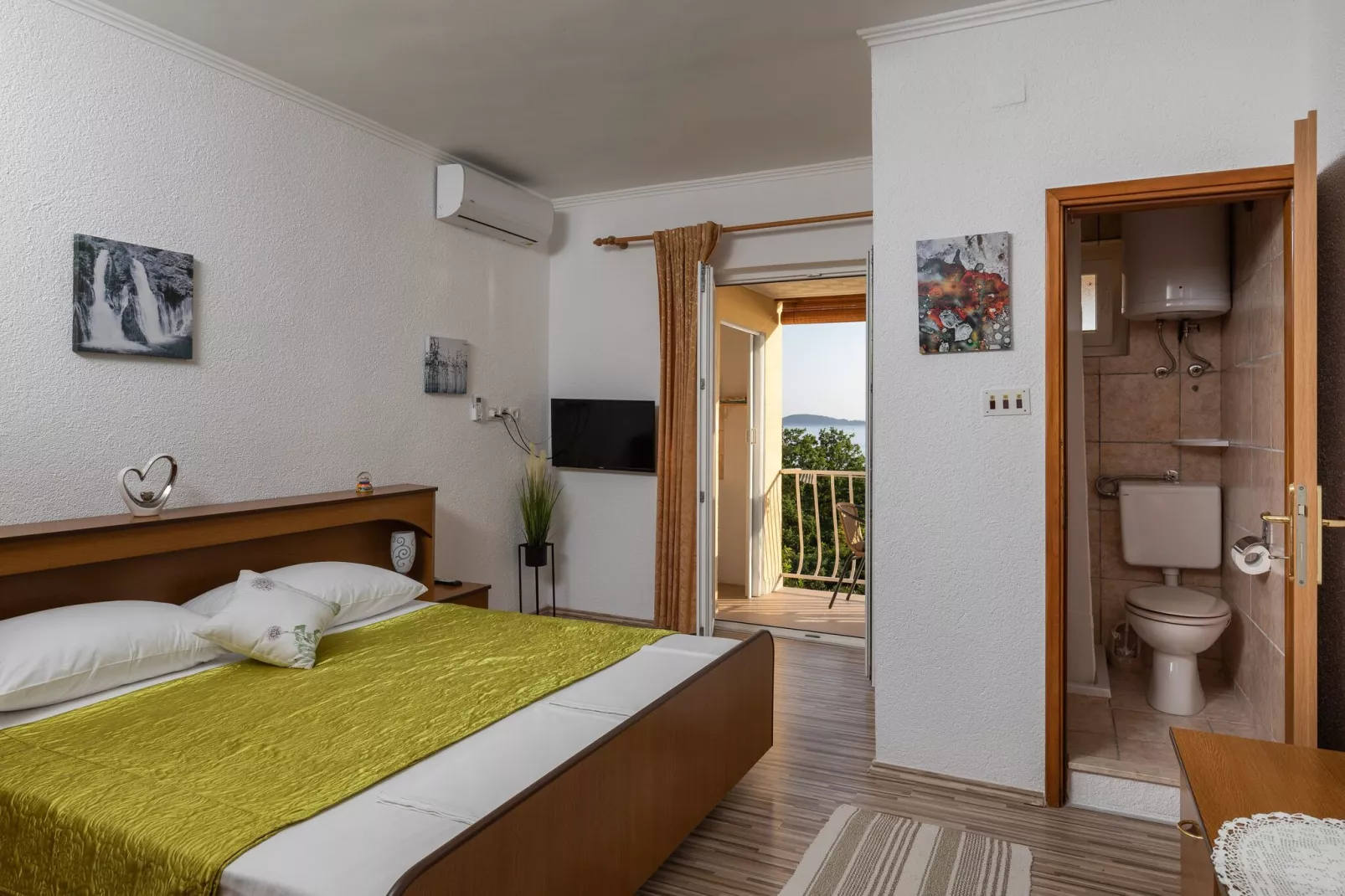 Apartments Belenum - Comfort Double Room with Balcony and Sea View (no.1)-Bedroom