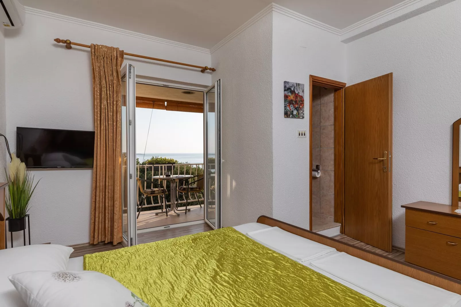 Apartments Belenum - Comfort Double Room with Balcony and Sea View (no.1)-Bedroom