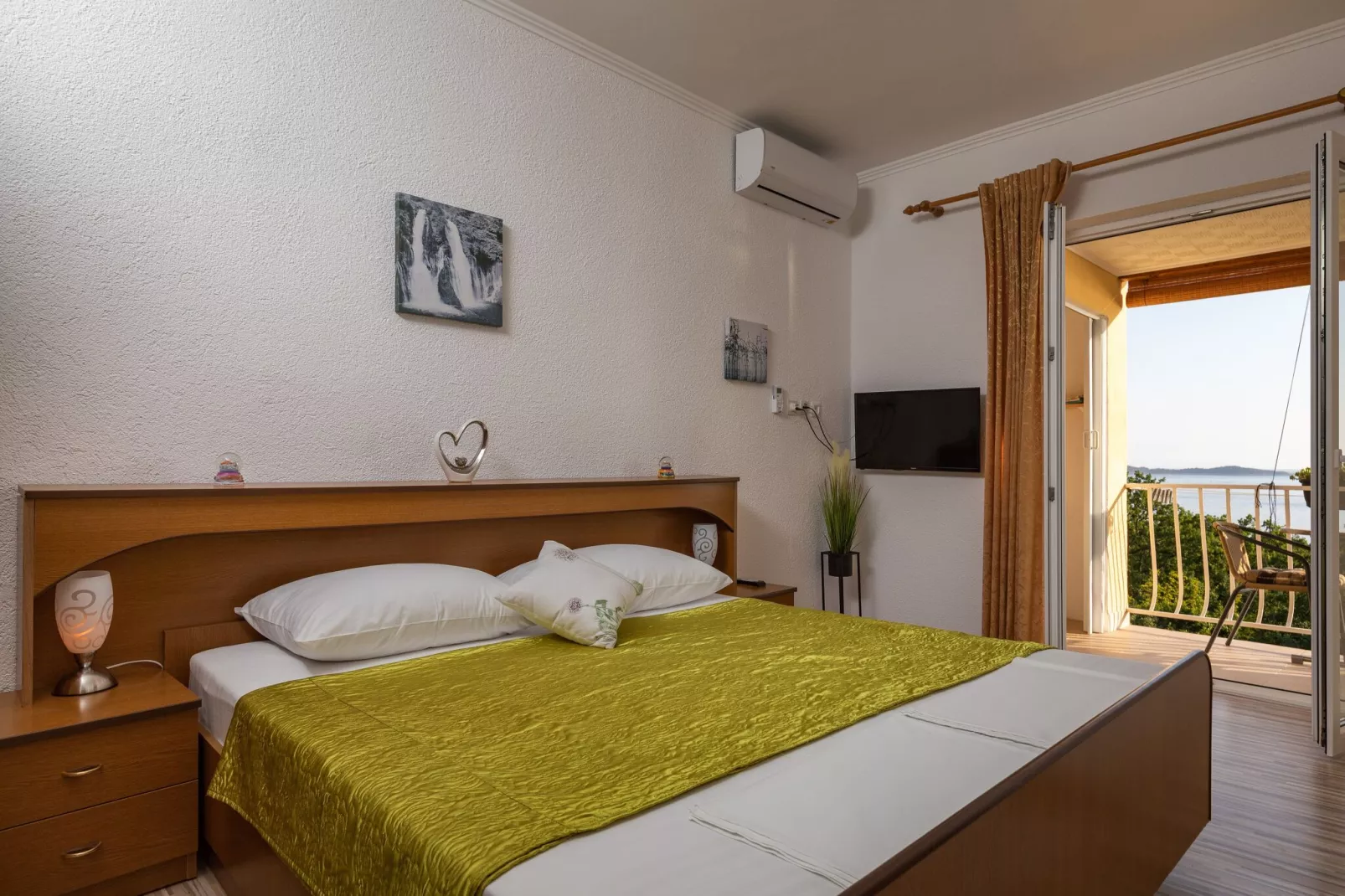Apartments Belenum - Comfort Double Room with Balcony and Sea View (no.1)-Bedroom