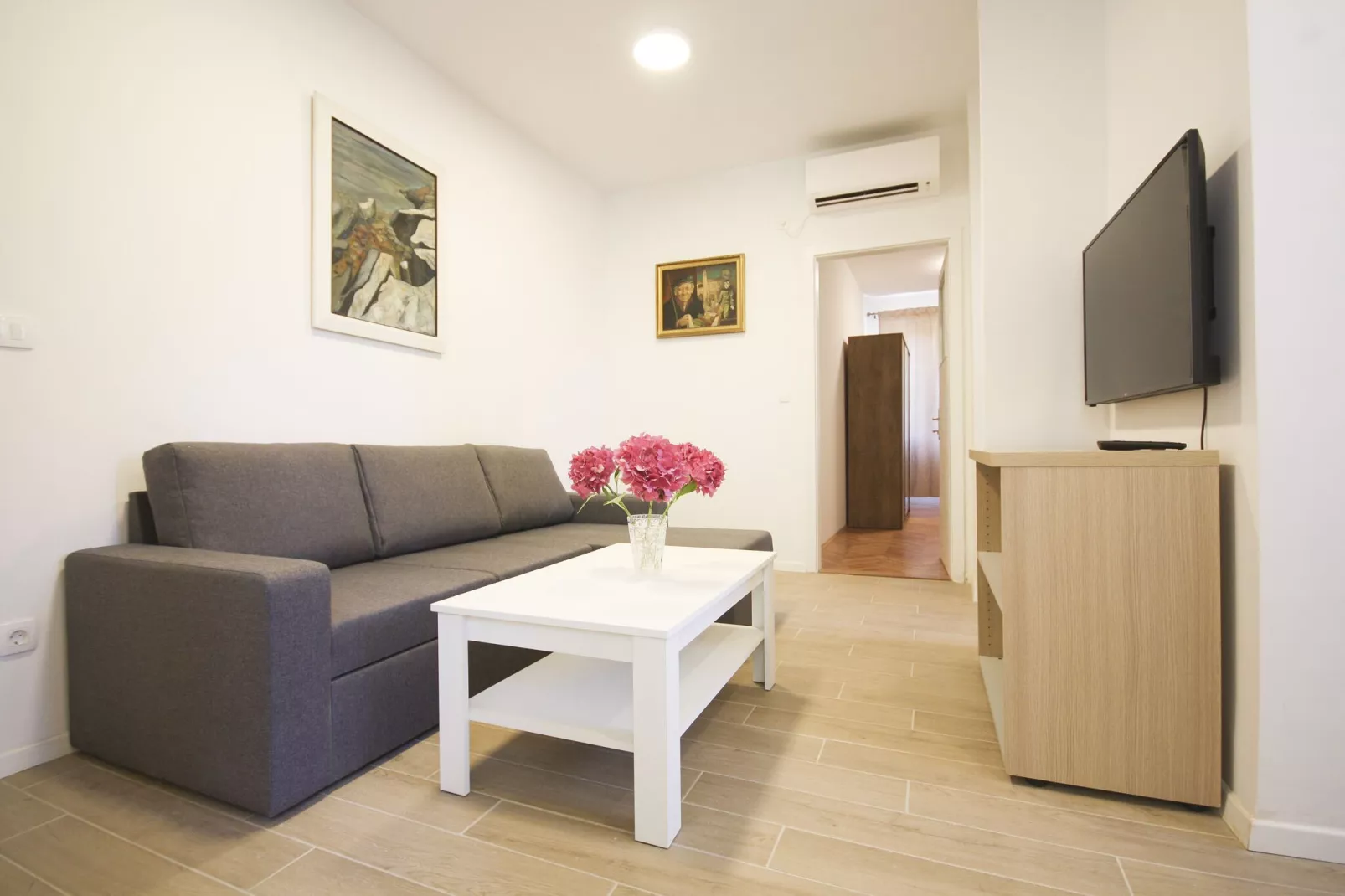 Apartment Goge - One-Bedroom Apartment with Balcony-Wohnzimmer