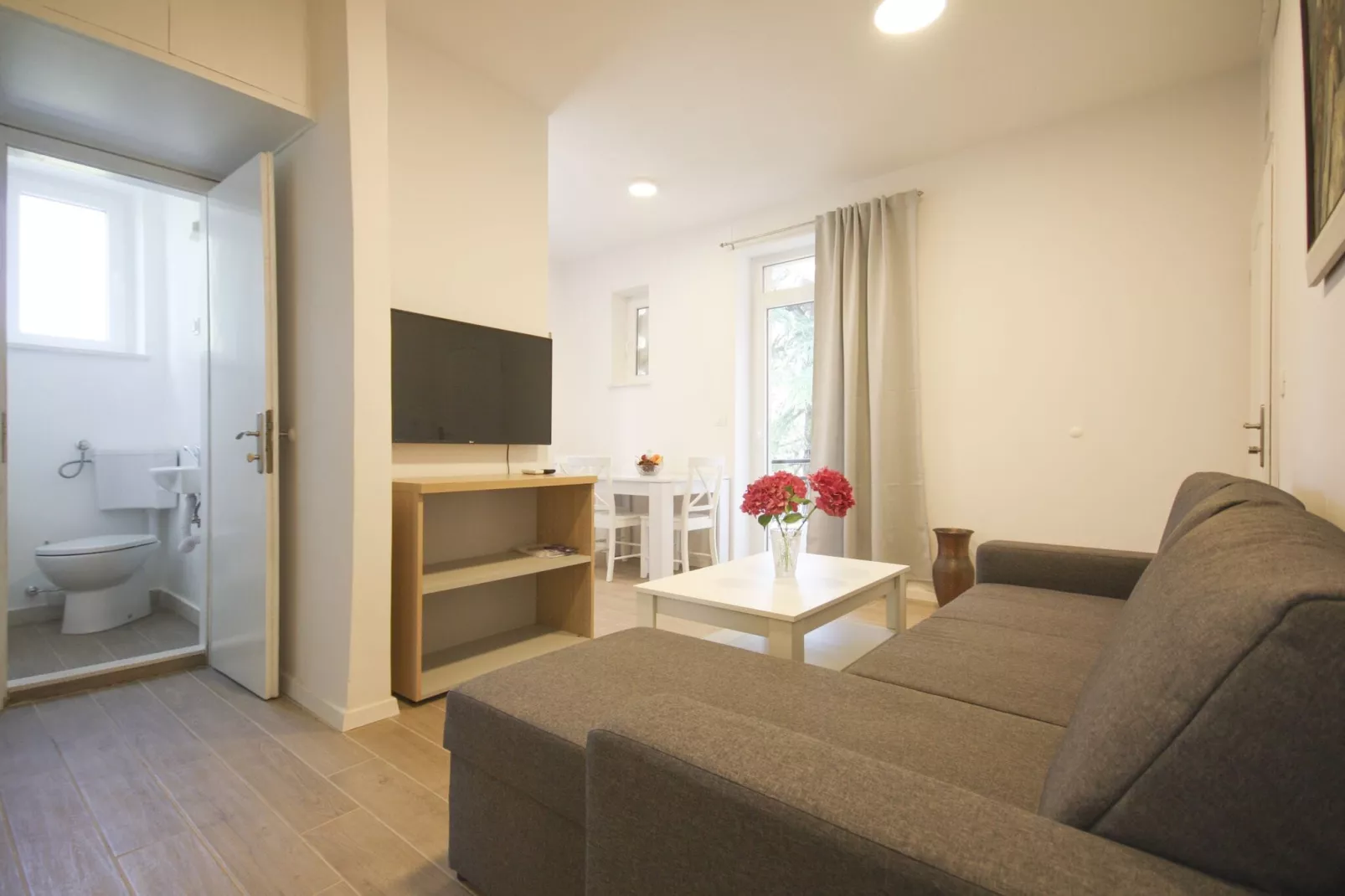 Apartment Goge - One-Bedroom Apartment with Balcony-Wohnzimmer