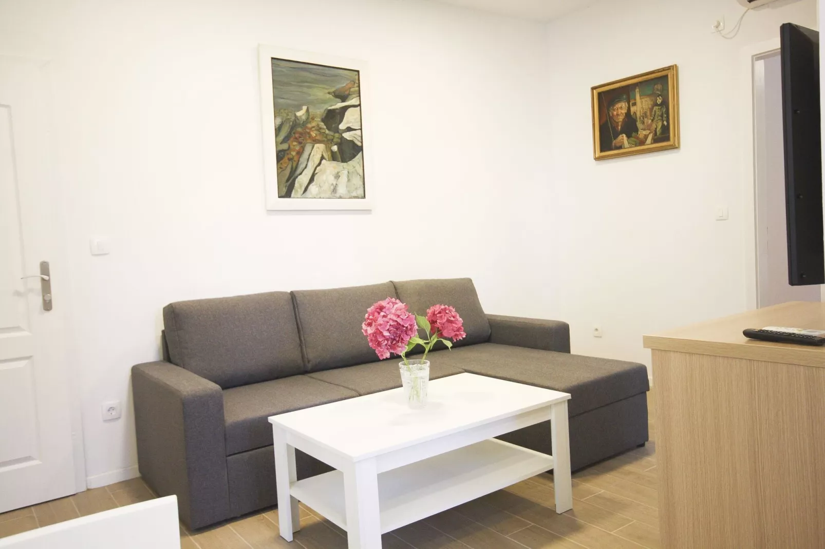 Apartment Goge - One-Bedroom Apartment with Balcony-Wohnzimmer