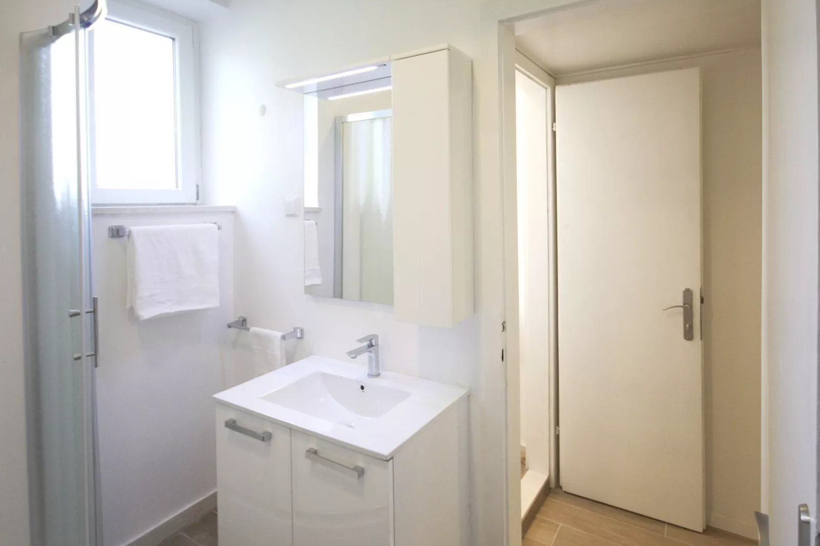 Apartment Goge - One-Bedroom Apartment with Balcony-Badezimmer