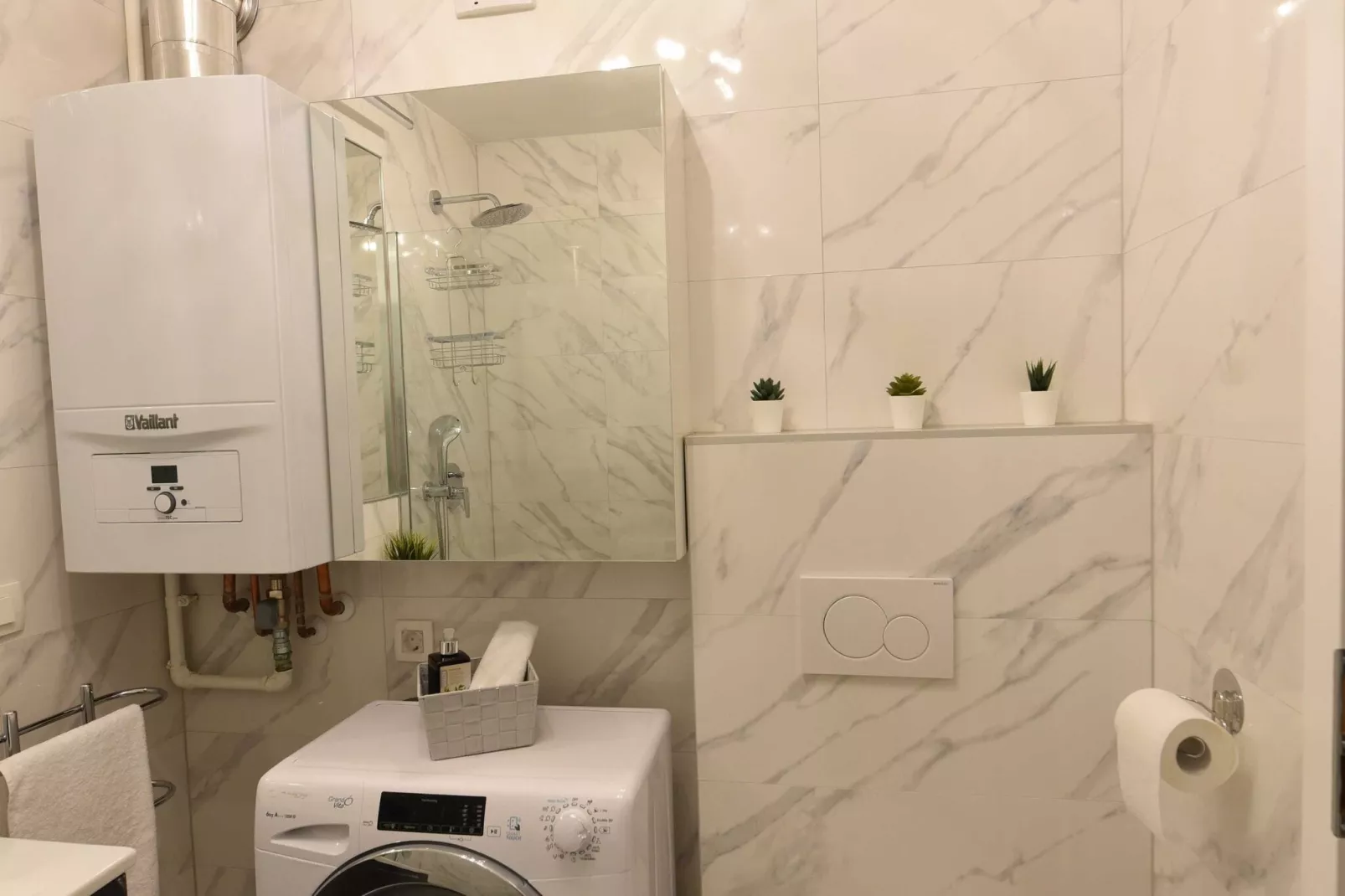 Mary's Apartment - One Bedroom Apartment-Bathroom