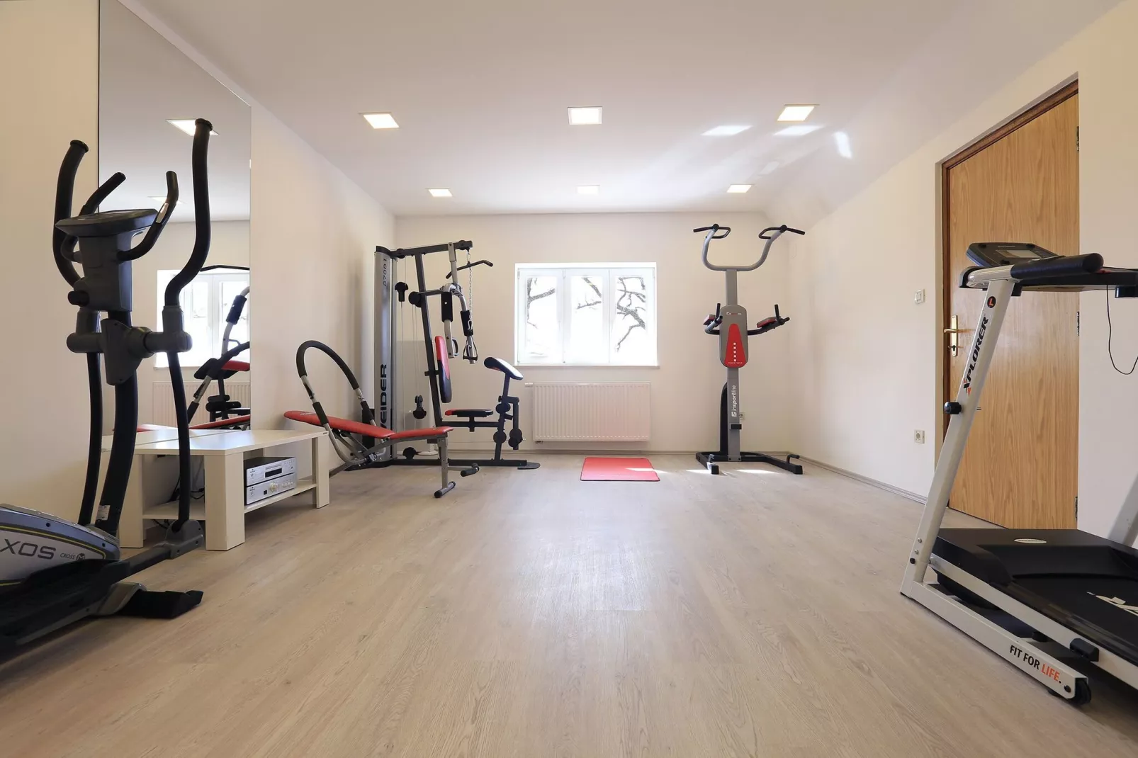 Apartment Villa IN - Four-Bedroom Apartment with Private Pool-Fitnessraum