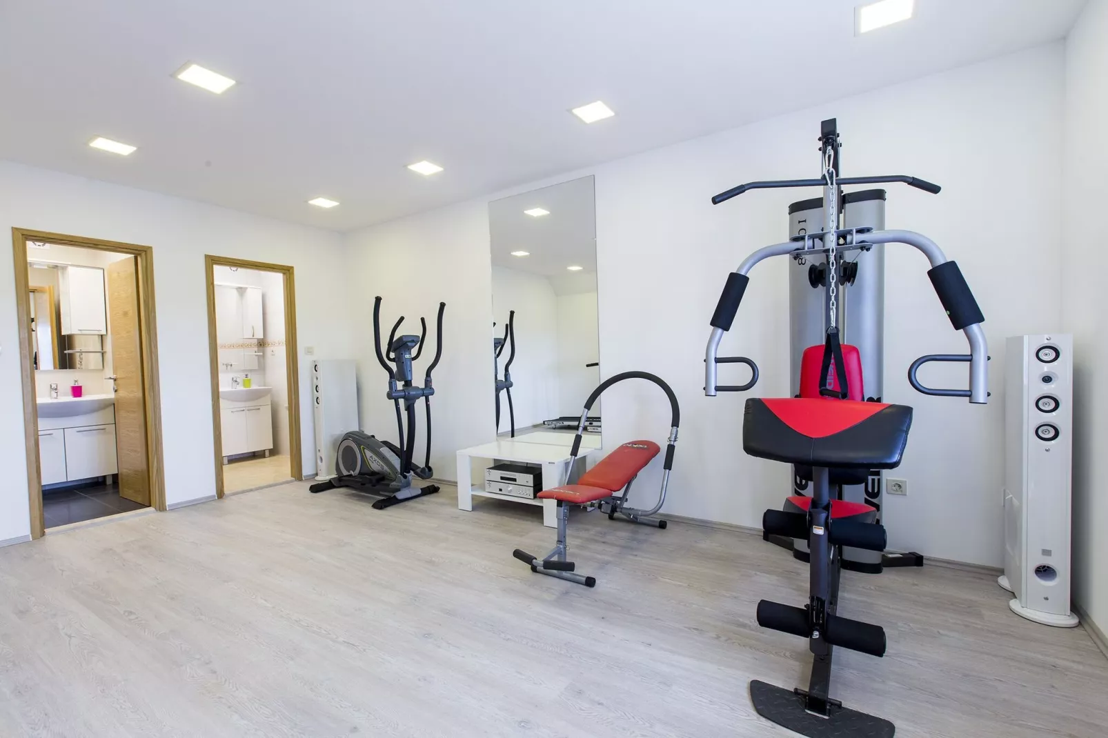 Apartment Villa IN - Four-Bedroom Apartment with Private Pool-Fitnessraum
