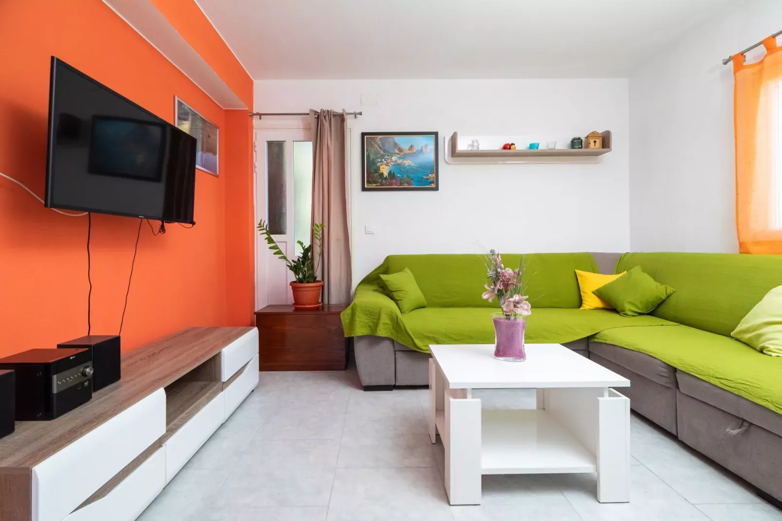 Olive's Garden House - Three Bedroom Holiday Home with Terrace and Sea View-Salon