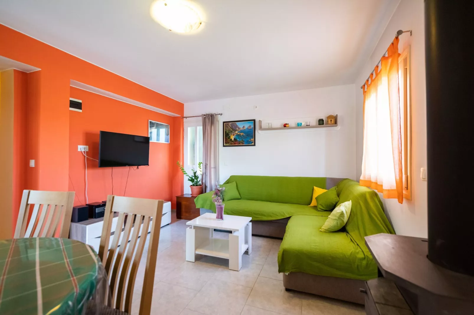 Olive's Garden House - Three Bedroom Holiday Home with Terrace and Sea View-Salon