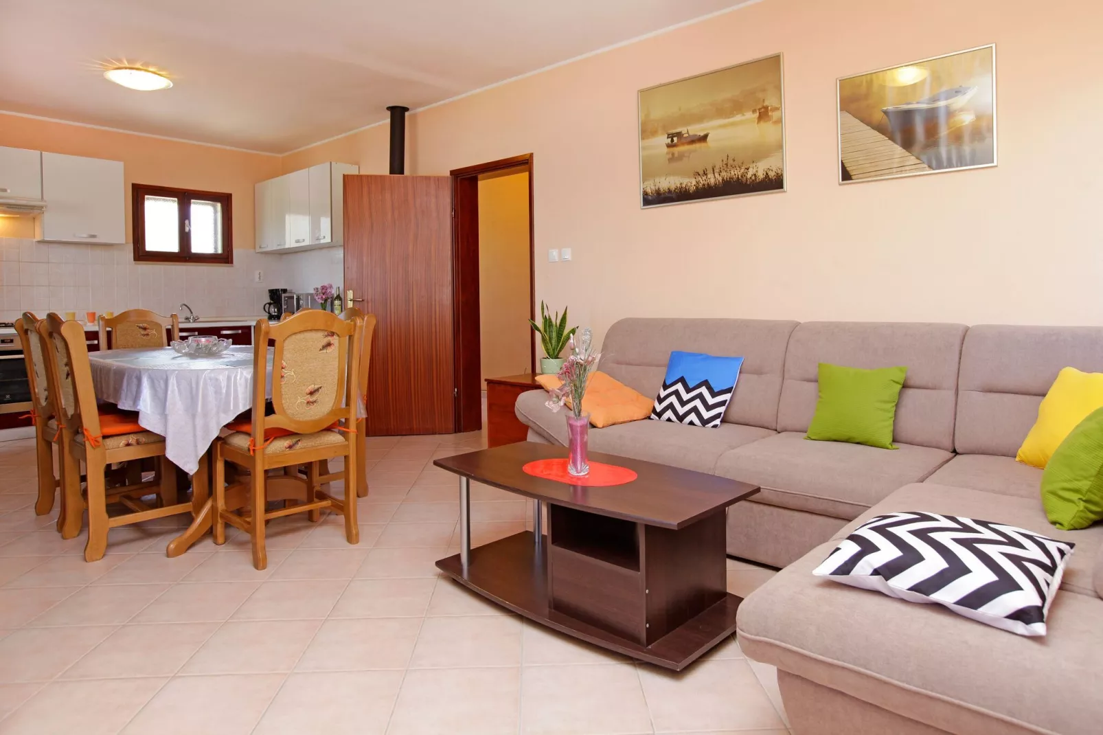 Olive's Garden House - Three Bedroom Holiday Home with Terrace and Sea View-Salon