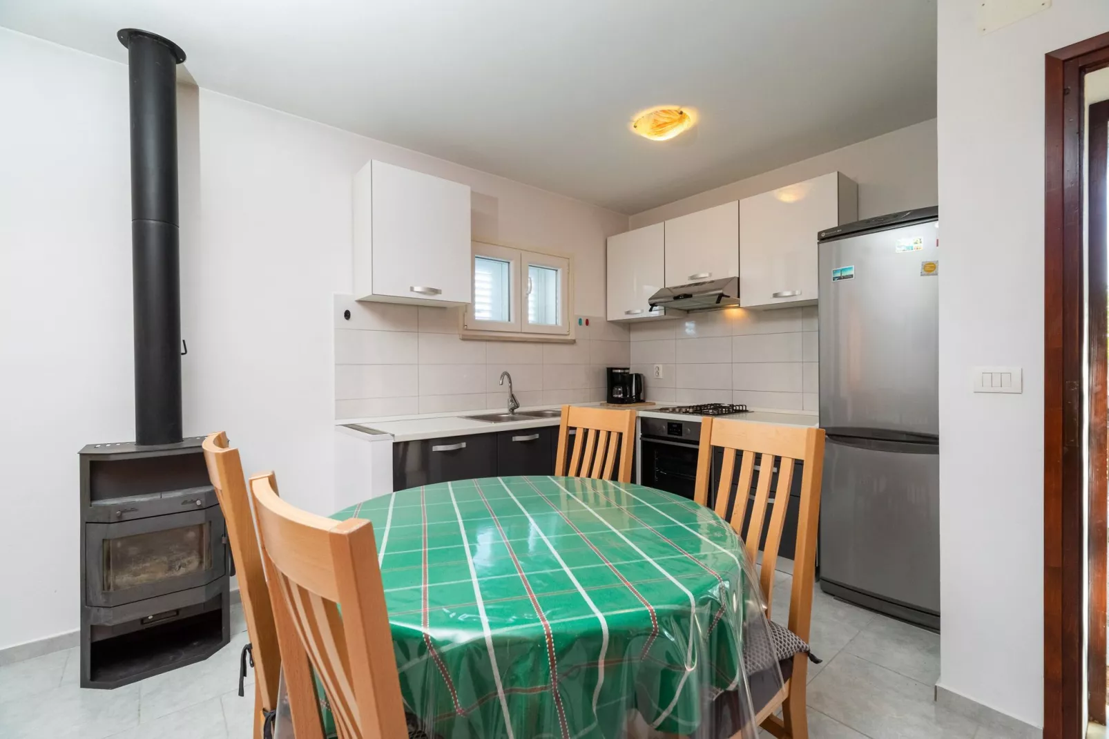 Olive's Garden House - Three Bedroom Holiday Home with Terrace and Sea View-Salle à manger