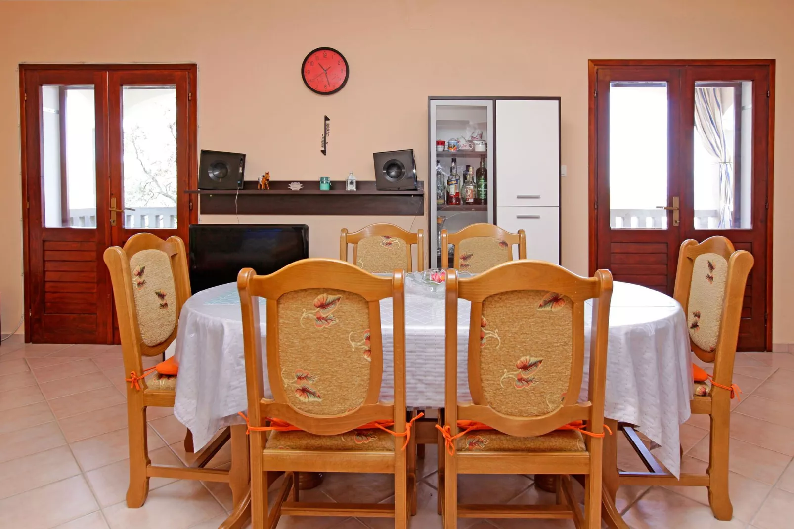Olive's Garden House - Three Bedroom Holiday Home with Terrace and Sea View-Salle à manger