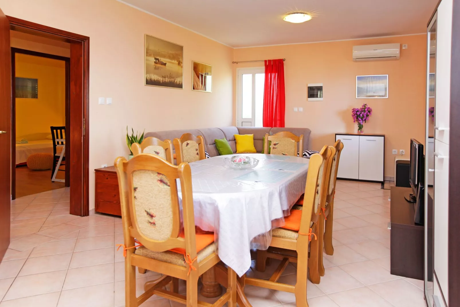 Olive's Garden House - Three Bedroom Holiday Home with Terrace and Sea View-Salle à manger