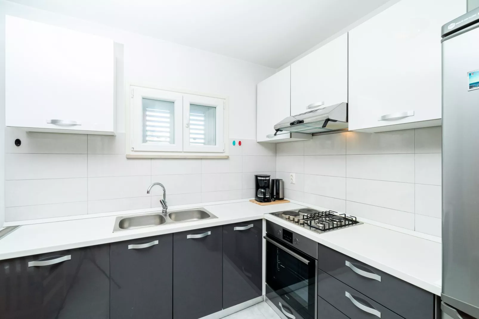 Olive's Garden House - Three Bedroom Holiday Home with Terrace and Sea View-Cuisine