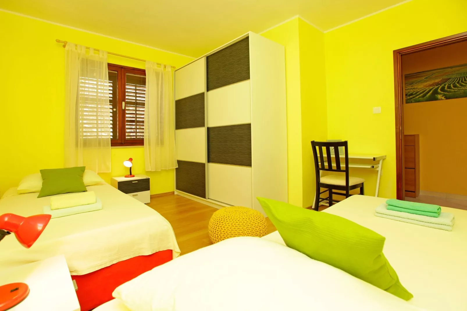 Olive's Garden House - Three Bedroom Holiday Home with Terrace and Sea View-Chambre