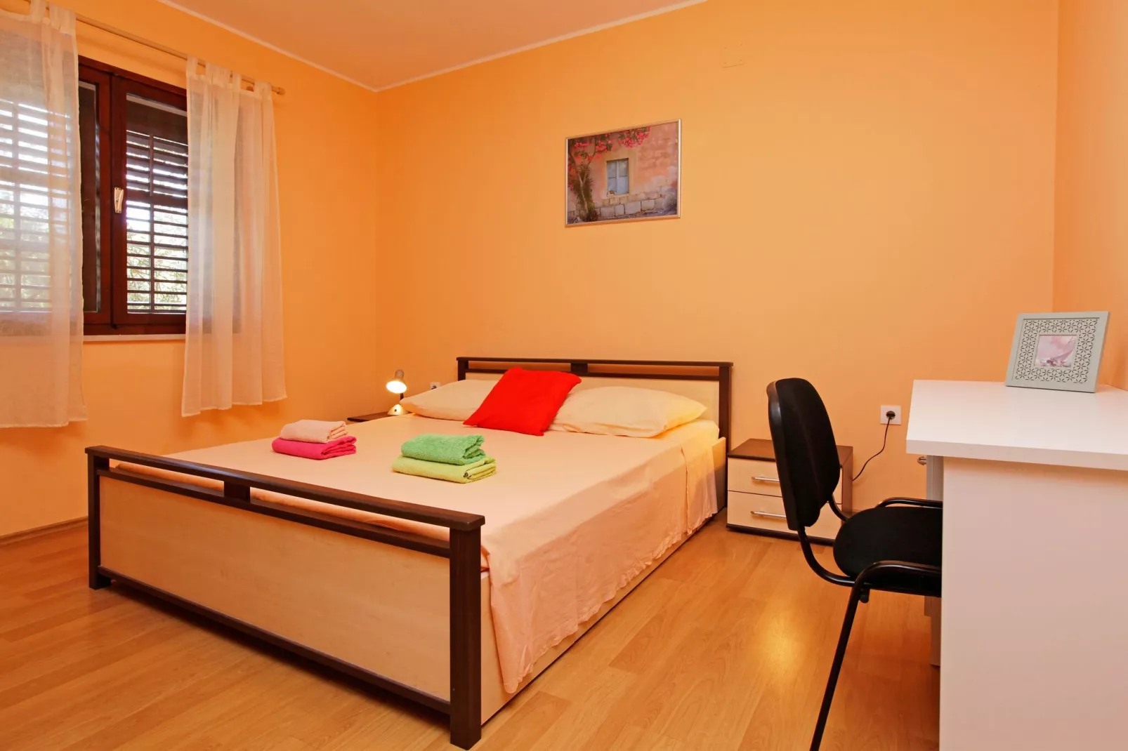 Olive's Garden House - Three Bedroom Holiday Home with Terrace and Sea View-Chambre