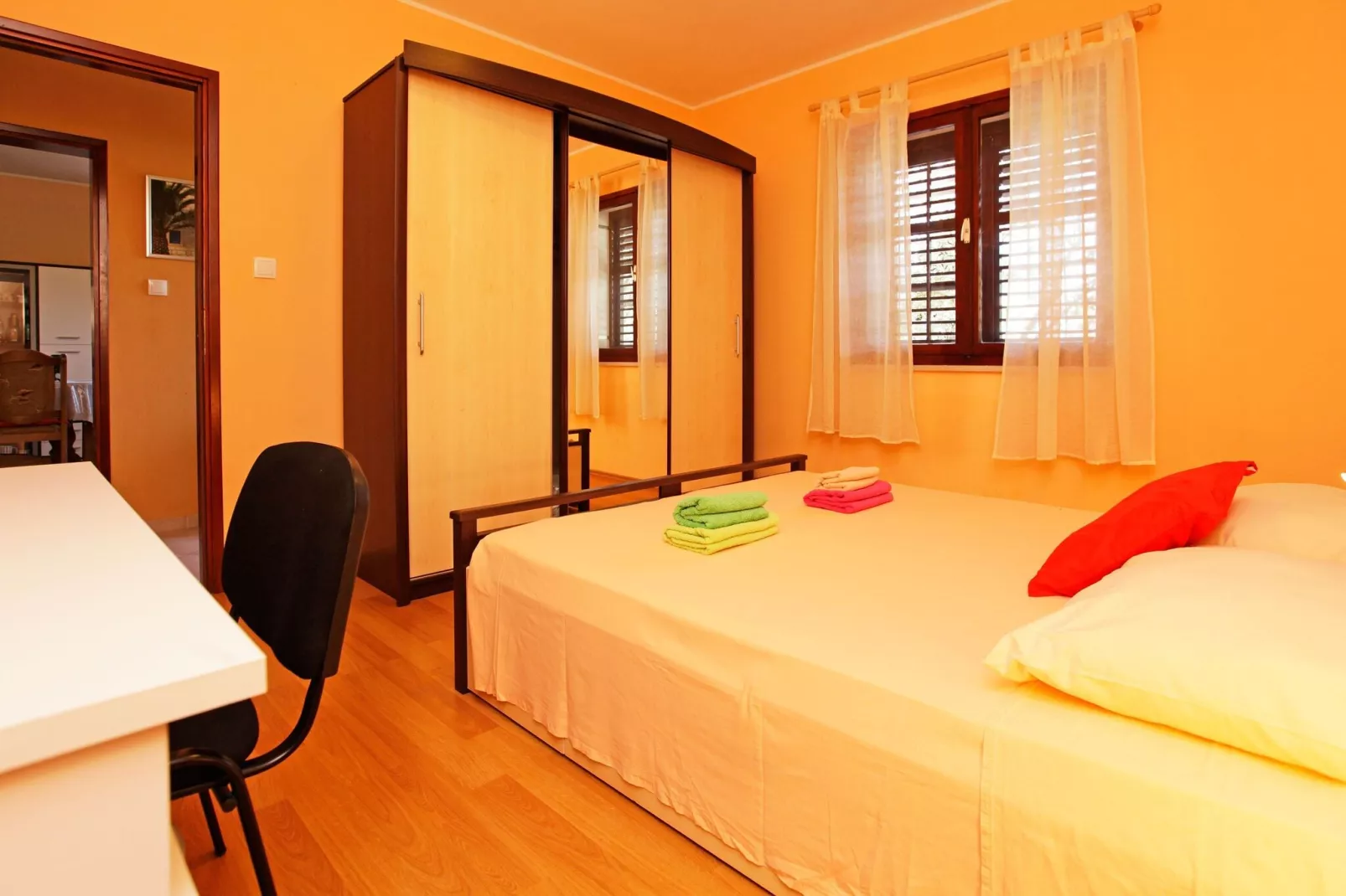Olive's Garden House - Three Bedroom Holiday Home with Terrace and Sea View-Chambre