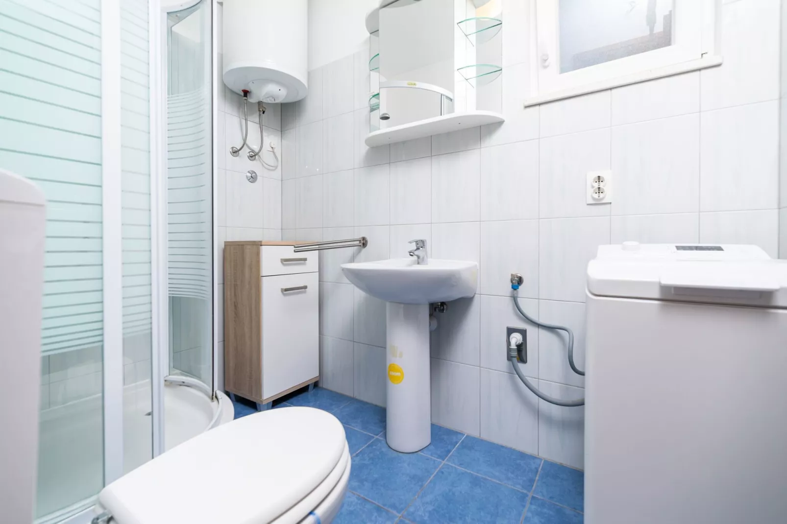 Olive's Garden House - Three Bedroom Holiday Home with Terrace and Sea View-Salle de bain