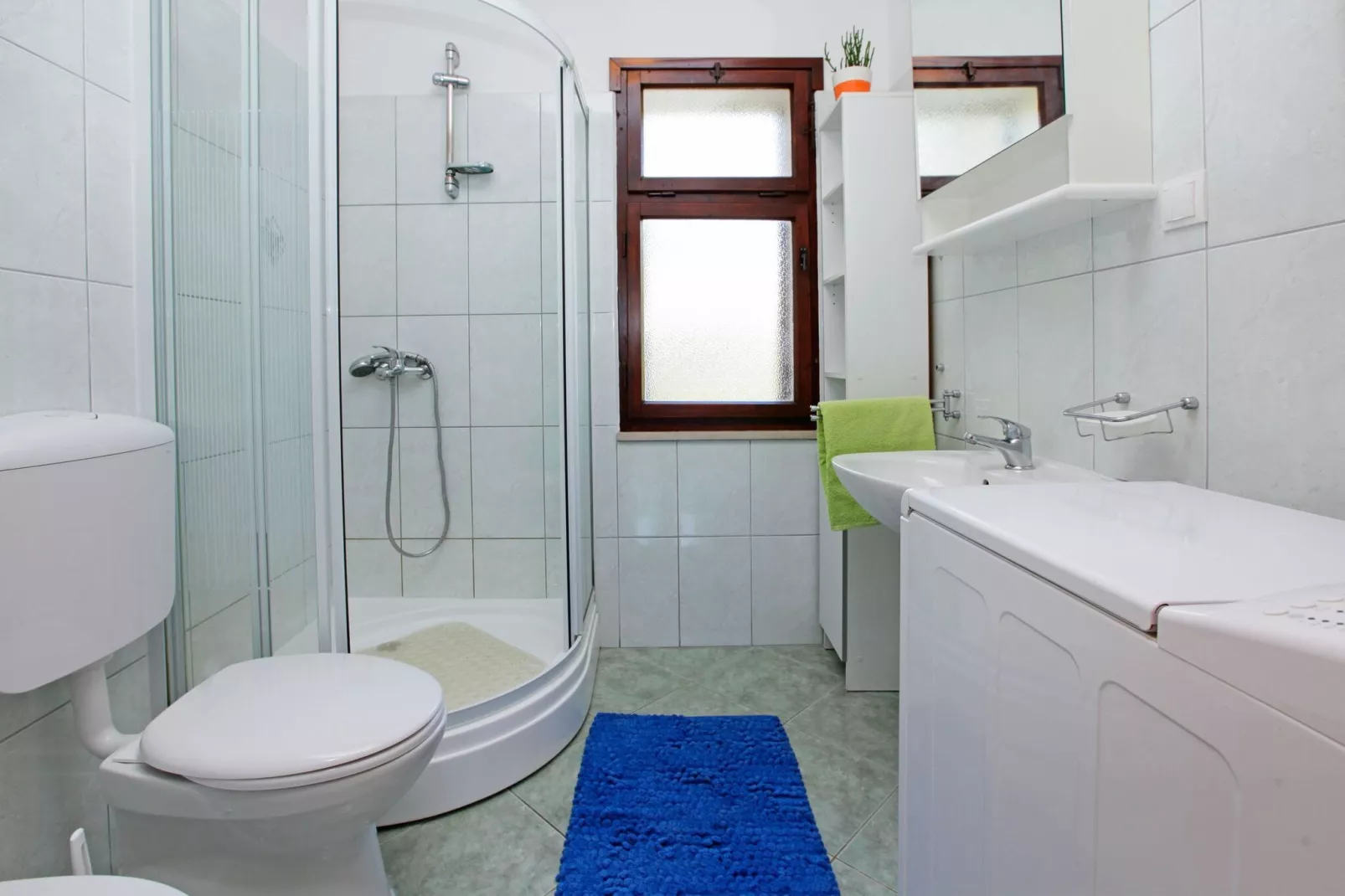 Olive's Garden House - Three Bedroom Holiday Home with Terrace and Sea View-Salle de bain