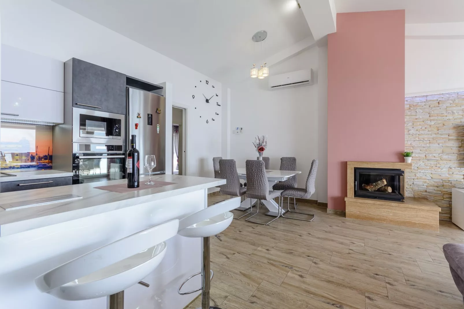 Apartments Hope (Dugi Rat) - Three-Bedroom Apartment with Jacuzzi and Terrace with Sea View-Dining room