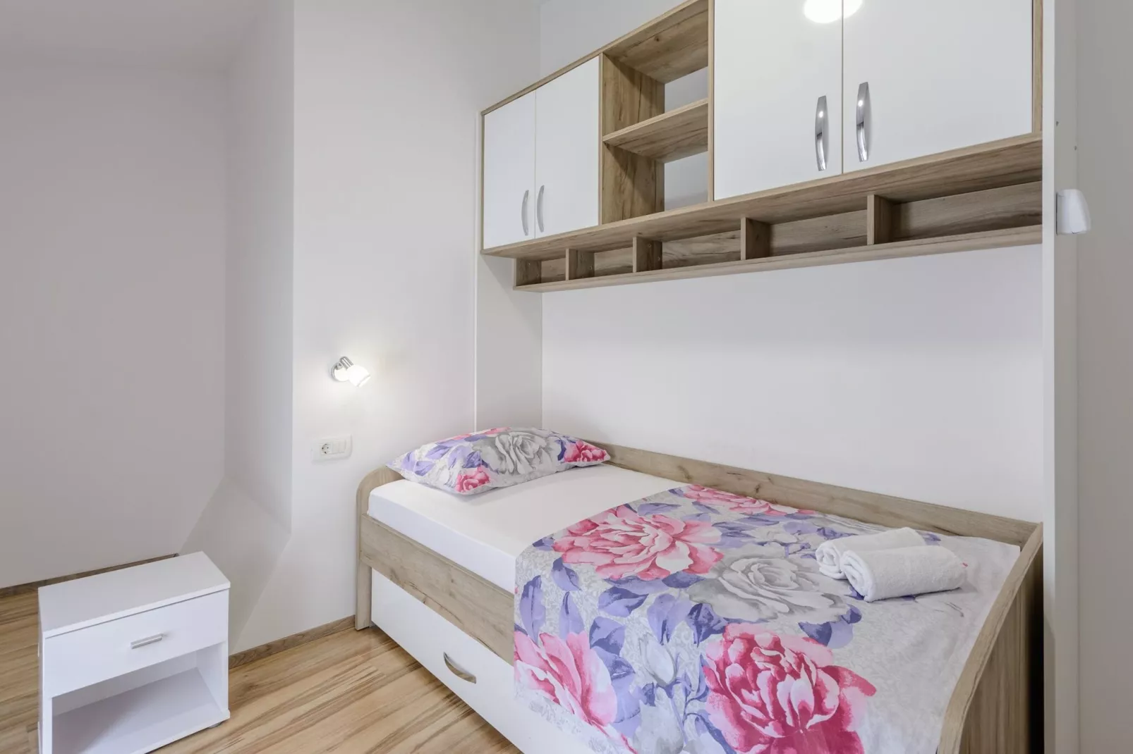 Apartments Hope (Dugi Rat) - Three-Bedroom Apartment with Jacuzzi and Terrace with Sea View-Bedroom