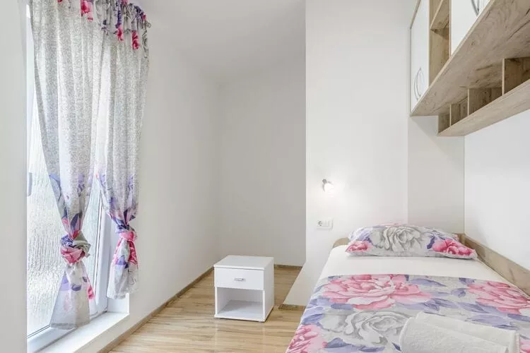 Apartments Hope (Dugi Rat) - Three-Bedroom Apartment with Jacuzzi and Terrace with Sea View-Bedroom
