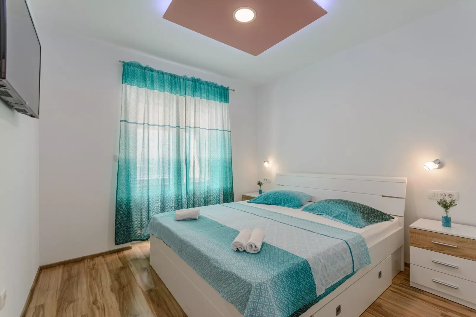 Apartments Hope (Dugi Rat) - Three-Bedroom Apartment with Jacuzzi and Terrace with Sea View-Bedroom