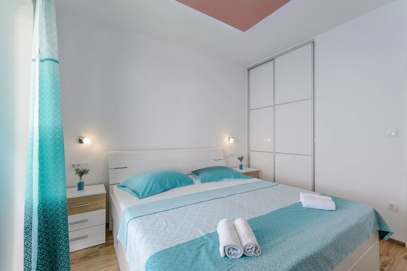 Apartments Hope (Dugi Rat) - Three-Bedroom Apartment with Jacuzzi and Terrace with Sea View-Bedroom