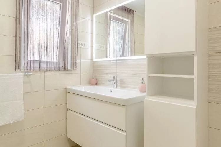Apartments Hope (Dugi Rat) - Three-Bedroom Apartment with Jacuzzi and Terrace with Sea View-Bathroom