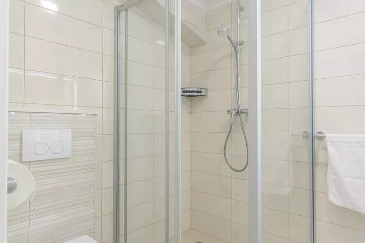 Apartments Hope (Dugi Rat) - Three-Bedroom Apartment with Jacuzzi and Terrace with Sea View-Bathroom