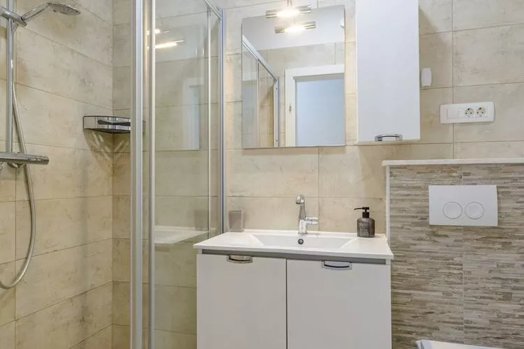 Apartments Hope (Dugi Rat) - Three-Bedroom Apartment with Jacuzzi and Terrace with Sea View-Bathroom