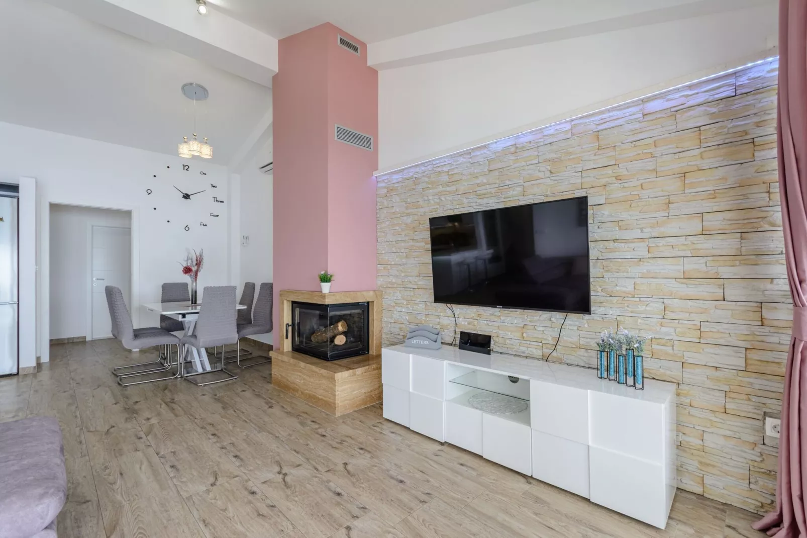Apartments Hope (Dugi Rat) - Three-Bedroom Apartment with Jacuzzi and Terrace with Sea View-Living room