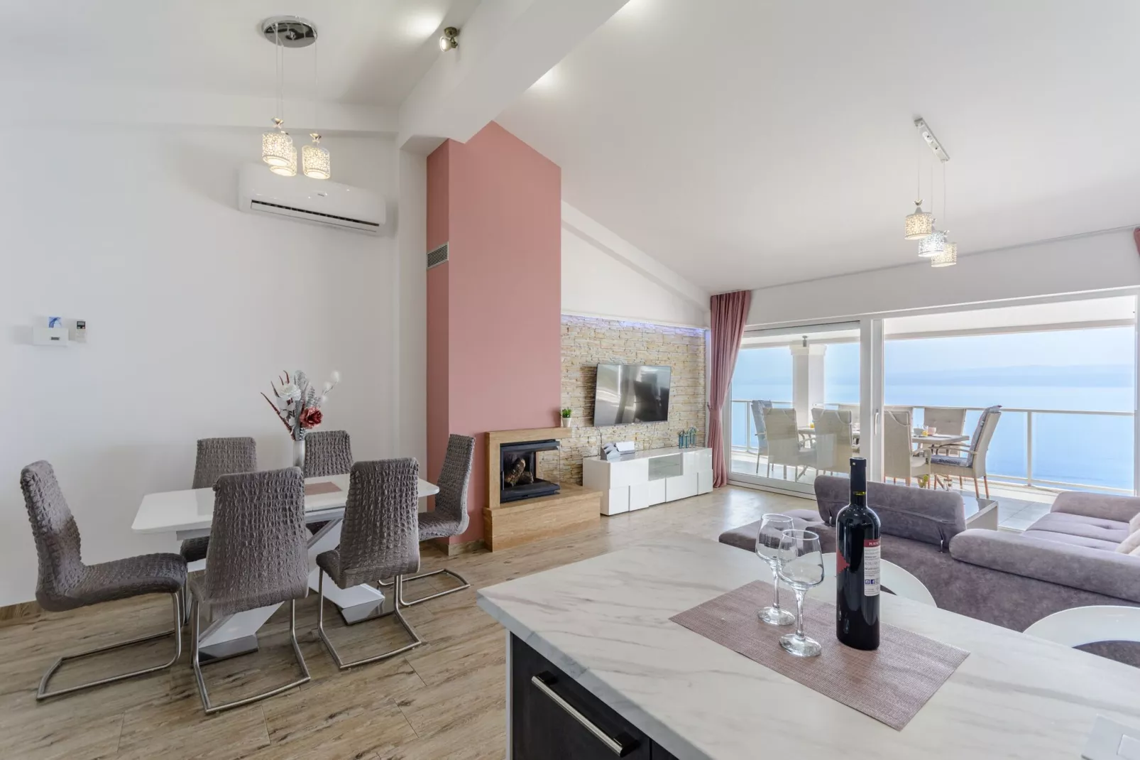 Apartments Hope (Dugi Rat) - Three-Bedroom Apartment with Jacuzzi and Terrace with Sea View-Dining room