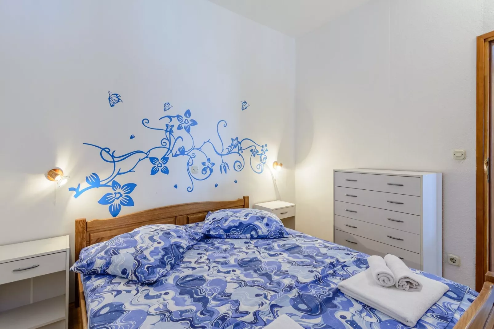 Apartments Hope (Dugi Rat) - One-Bedroom Apartment with Terrace and Sea View (A2)-Bedroom