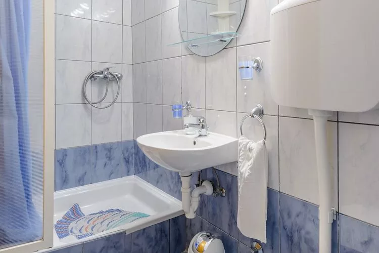 Apartments Hope (Dugi Rat) - One-Bedroom Apartment with Terrace and Sea View (A2)-Bathroom