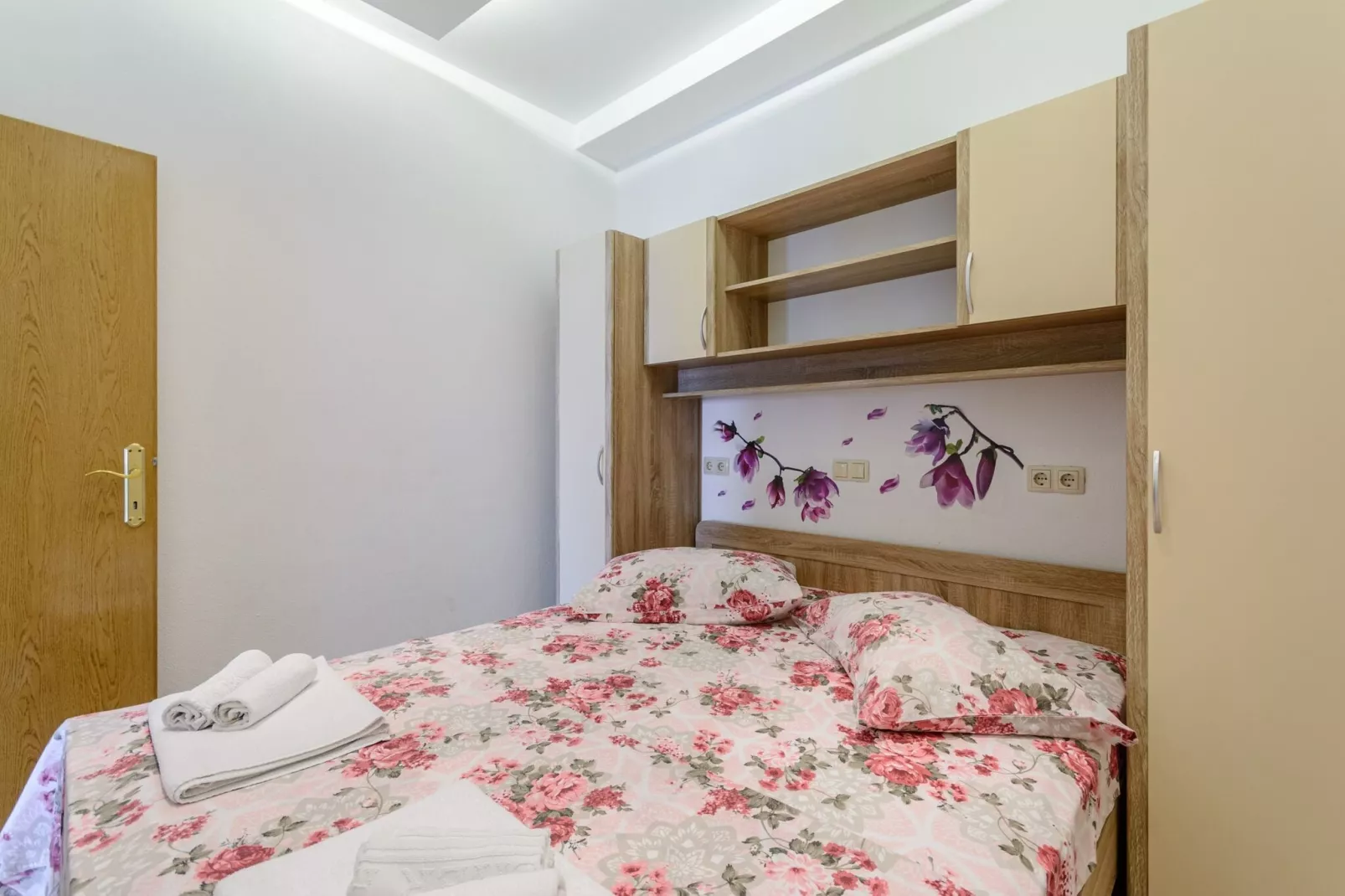 Apartments Hope (Dugi Rat) - Standard One-Bedroom Apartment with Terrace and Sea View (A3)-Bedroom