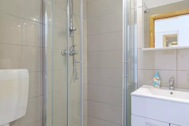 Apartments Hope (Dugi Rat) - Standard One-Bedroom Apartment with Terrace and Sea View (A3)-Bathroom