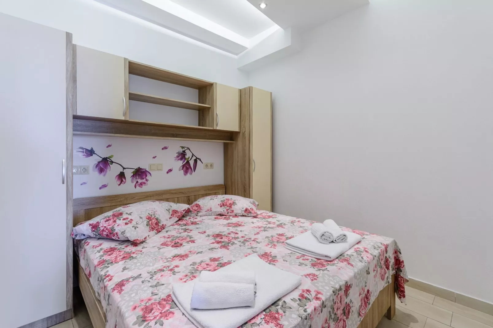 Apartments Hope (Dugi Rat) - Standard One-Bedroom Apartment with Terrace and Sea View (A3)-Bedroom