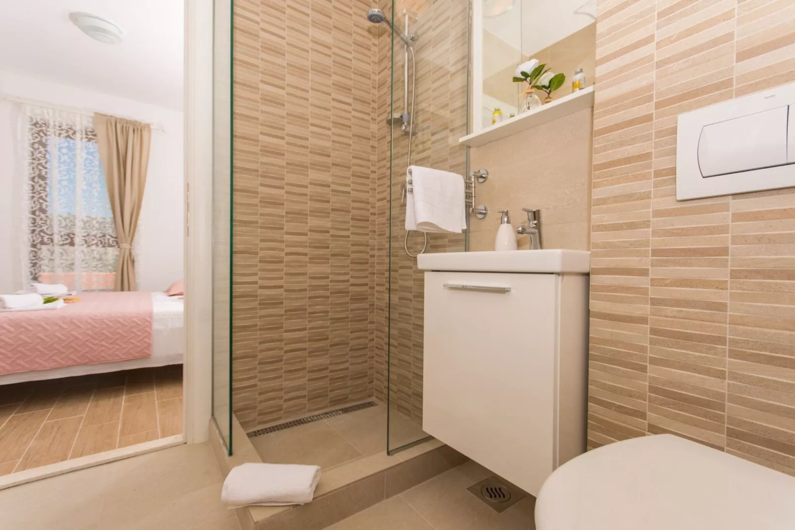 Villa LA - Comfort One-Bedroom Apartment with Terrace and Sea View-Badezimmer
