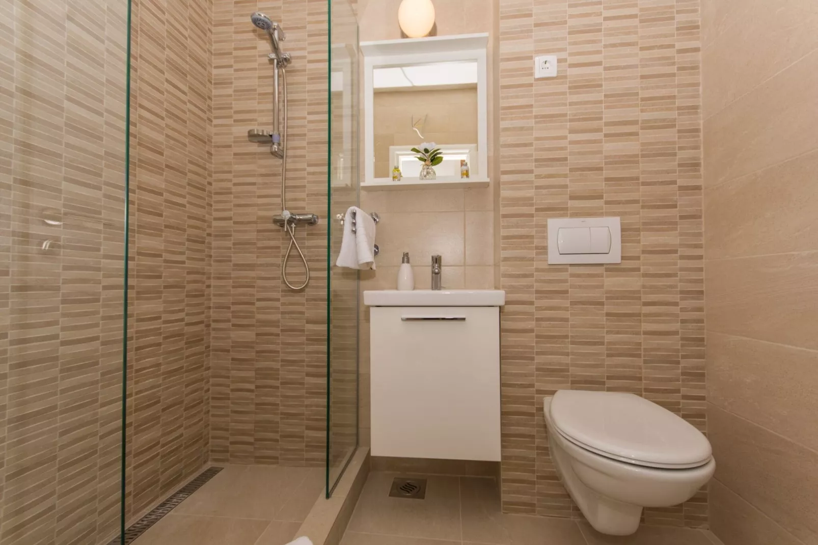 Villa LA-Comfort One Bedroom Apartment with Sea View Terrace 1-Badezimmer