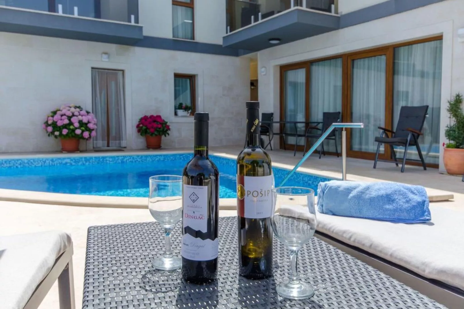 Villa LA-Two Bedroom Apartment with Terrace-Schwimmbad