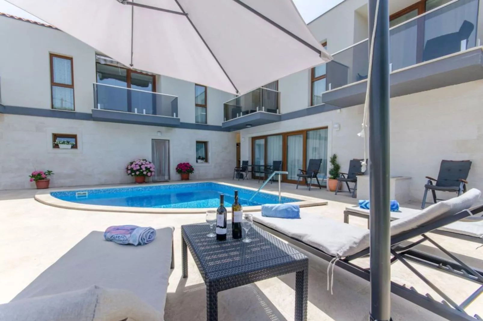 Villa LA-Two Bedroom Apartment with Terrace-Schwimmbad