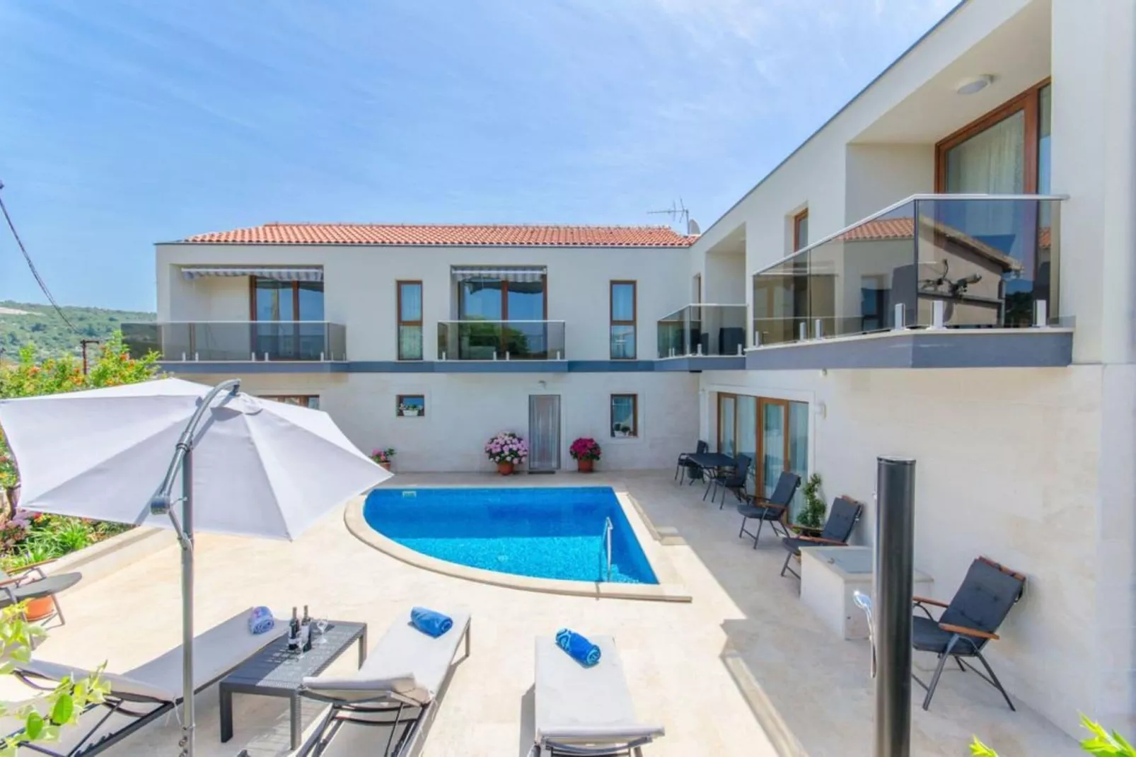 Villa LA-Two Bedroom Apartment with Terrace-Schwimmbad